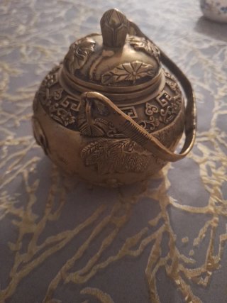 Tetera antigua de latón