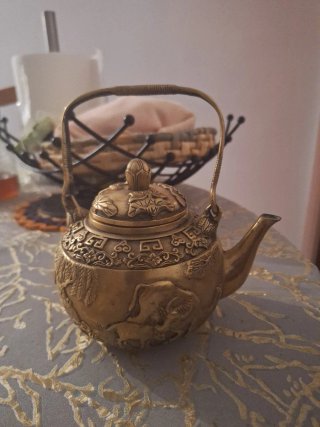 Tetera antigua de latón