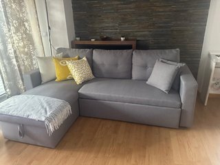 Sofá cama gris con almacenaje