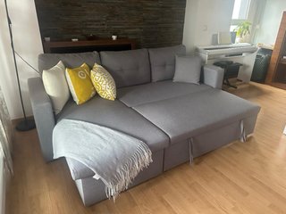 Sofá cama gris con almacenaje