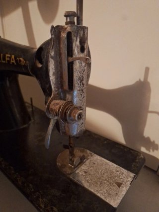 Máquina de coser antigua Alfa