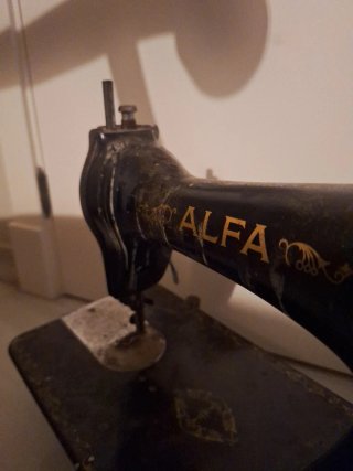 Máquina de coser antigua Alfa