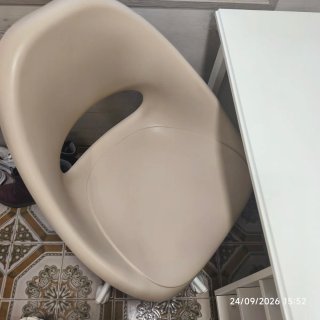 Silla de plástico con ruedas