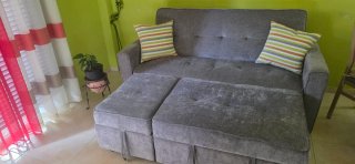 Sofá Cama Gris con Reposapiés
