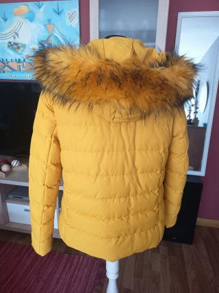 Plumas amarillo con capucha