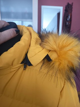 Plumas amarillo con capucha
