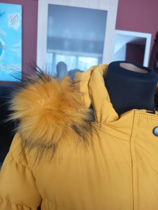 Plumas amarillo con capucha