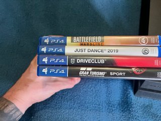 Consola PlayStation 4 (PS4) con mando y juegos