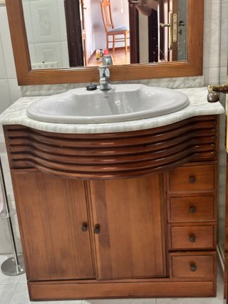 Mueble de baño con espejo y lavabo Roca