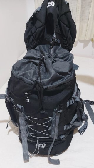 Mochila The North Face 45+10 Negra Gris