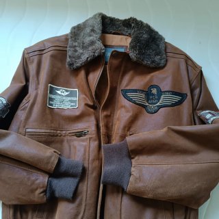 Chaqueta de cuero marrón con parches