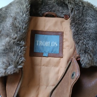 Chaqueta de cuero marrón con parches