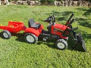 TRACTOR a pedales + COCHE pedales de regalo.