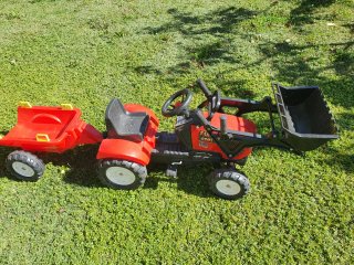 TRACTOR a pedales + COCHE pedales de regalo.
