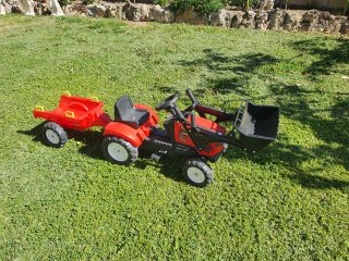 TRACTOR a pedales + COCHE pedales de regalo.