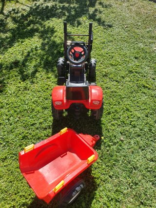 TRACTOR a pedales + COCHE pedales de regalo.