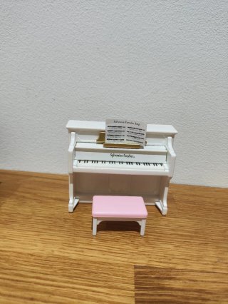 Cama semidoble y mesita y + piano Sylvanian Famil