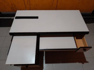 Mesa de oficina blanca y negra