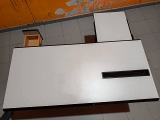 Mesa de oficina blanca y negra