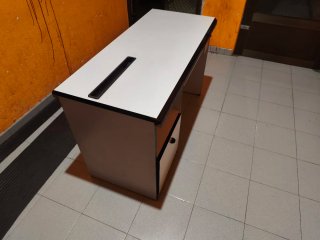 Mesa de oficina blanca y negra