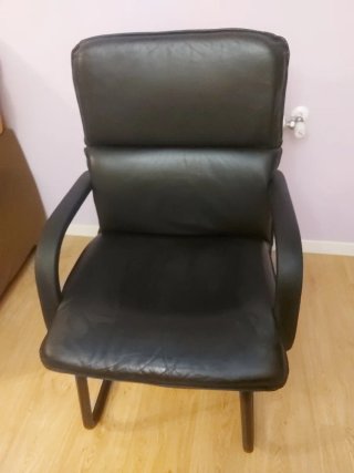 Silla de Oficina de Piel Negra