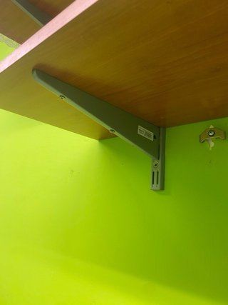 Estanterías de madera y metal