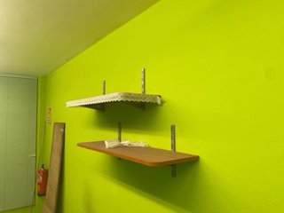 Estanterías de madera y metal