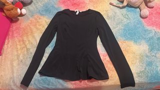 Top negro manga larga peplum