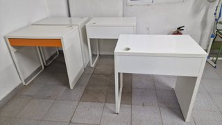 Mesa de escritorio Ikea blanca y naranja