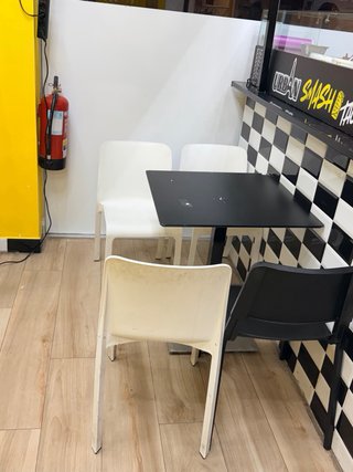 Mesas y sillas negras para un radturante o bar