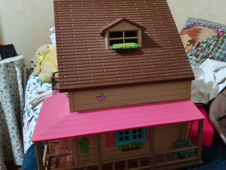 Casa de muñecas con balcón y porche