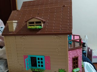 Casa de muñecas con balcón y porche