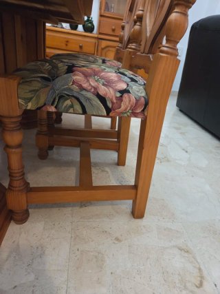 Mesa de Comedor con 4 Sillas de Madera