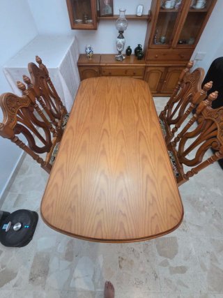 Mesa de Comedor con 4 Sillas de Madera