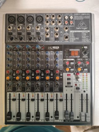 Mesa de mezclas Behringer Xenyx X1204USB