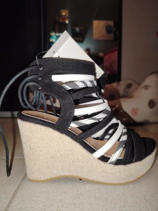 Sandalias de cuña con cordones nuevas