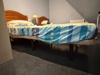 Dos camas de 90 cm con cabecero de madera