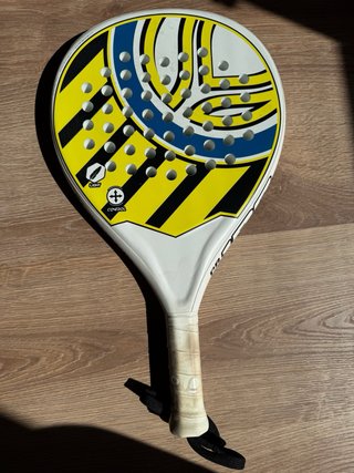 Pala de pádel Artengo con funda y pelotas