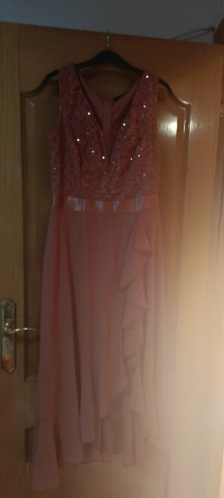 Vestido rosa con lentejuelas y volantes