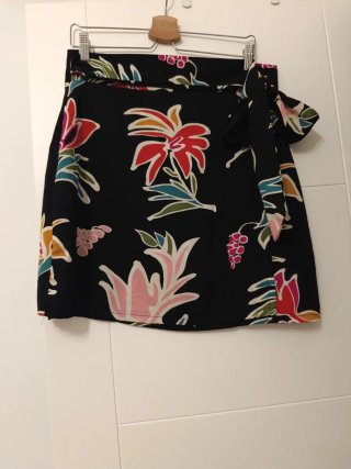 Falda Corta con Estampado Floral