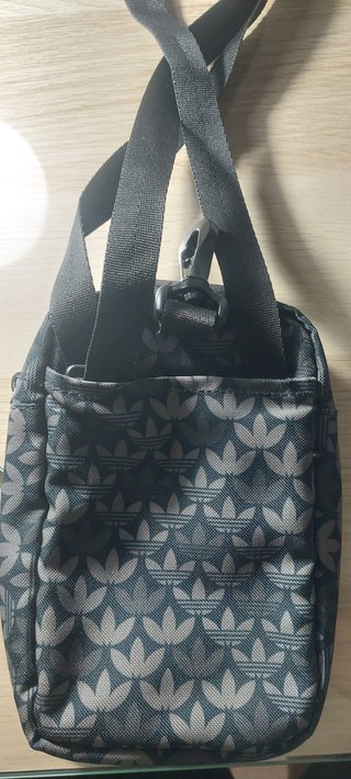 Riñonera Adidas Estampada Negra y Gris