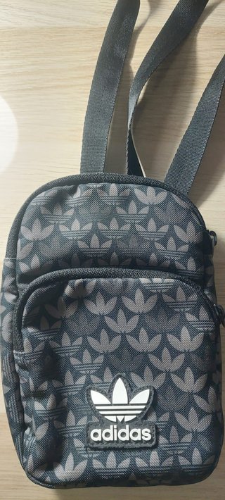 Riñonera Adidas Estampada Negra y Gris
