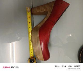 Zapatos de tacón rojos de piel