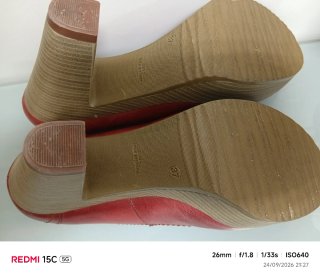 Zapatos de tacón rojos de piel