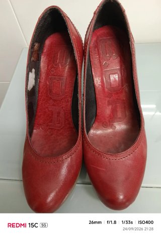 Zapatos de tacón rojos de piel