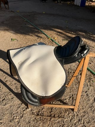 Montura de caballo inglesa de cuero