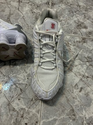 Tenis Nike Shox Blancos y Plateados