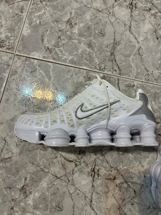Tenis Nike Shox Blancos y Plateados