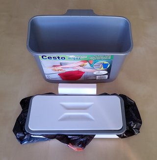 Recoge migas + cubo de basura colgante.