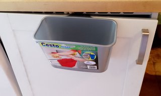 Recoge migas + cubo de basura colgante.